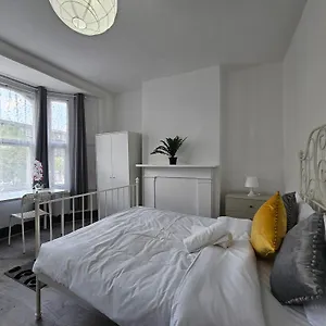 Habitación en casa particular Family Near Queen Mary College, Londres